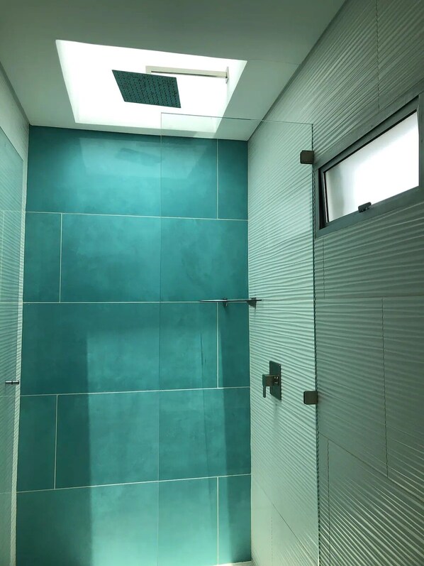 Ducha, toallas, jabón y papel higiénico