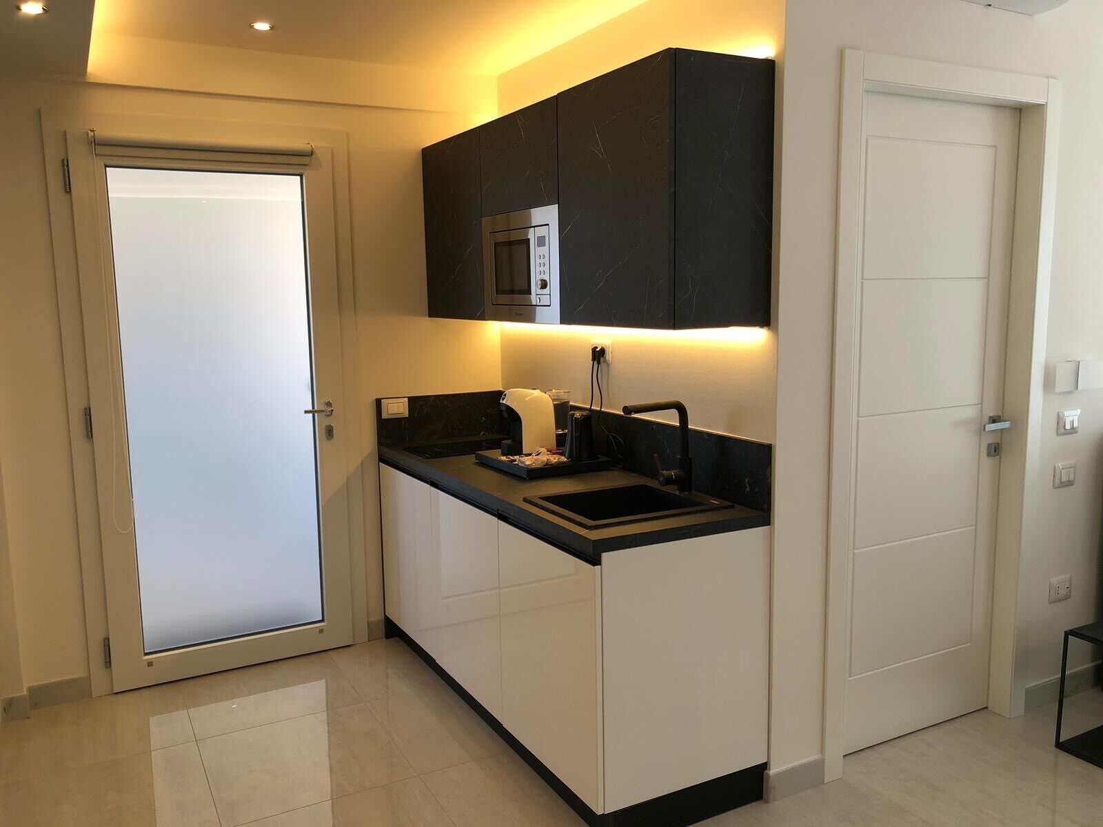 Frigorifero, microonde, piano cottura, macchina per tè/caffè