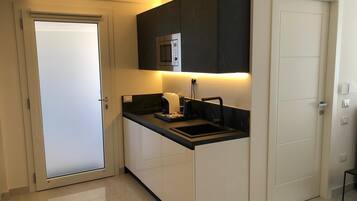 Frigorifero, microonde, piano cottura, macchina per tè/caffè