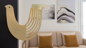 Un interno moderno con un divano e un'opera d'arte astratta al muro.
