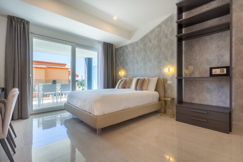 Apartment "Residence Meridian Unità 6" Near the Beach with Mountain View, Pool, A/C, Wi-Fi & Balcony