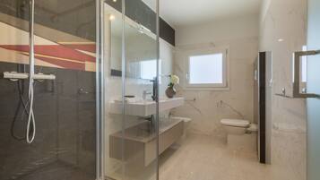 Een douche, een haardroger, handdoeken