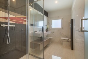 Dusch, hårtork och handdukar