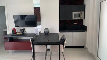 Een koelkast, een magnetron, een kookplaat