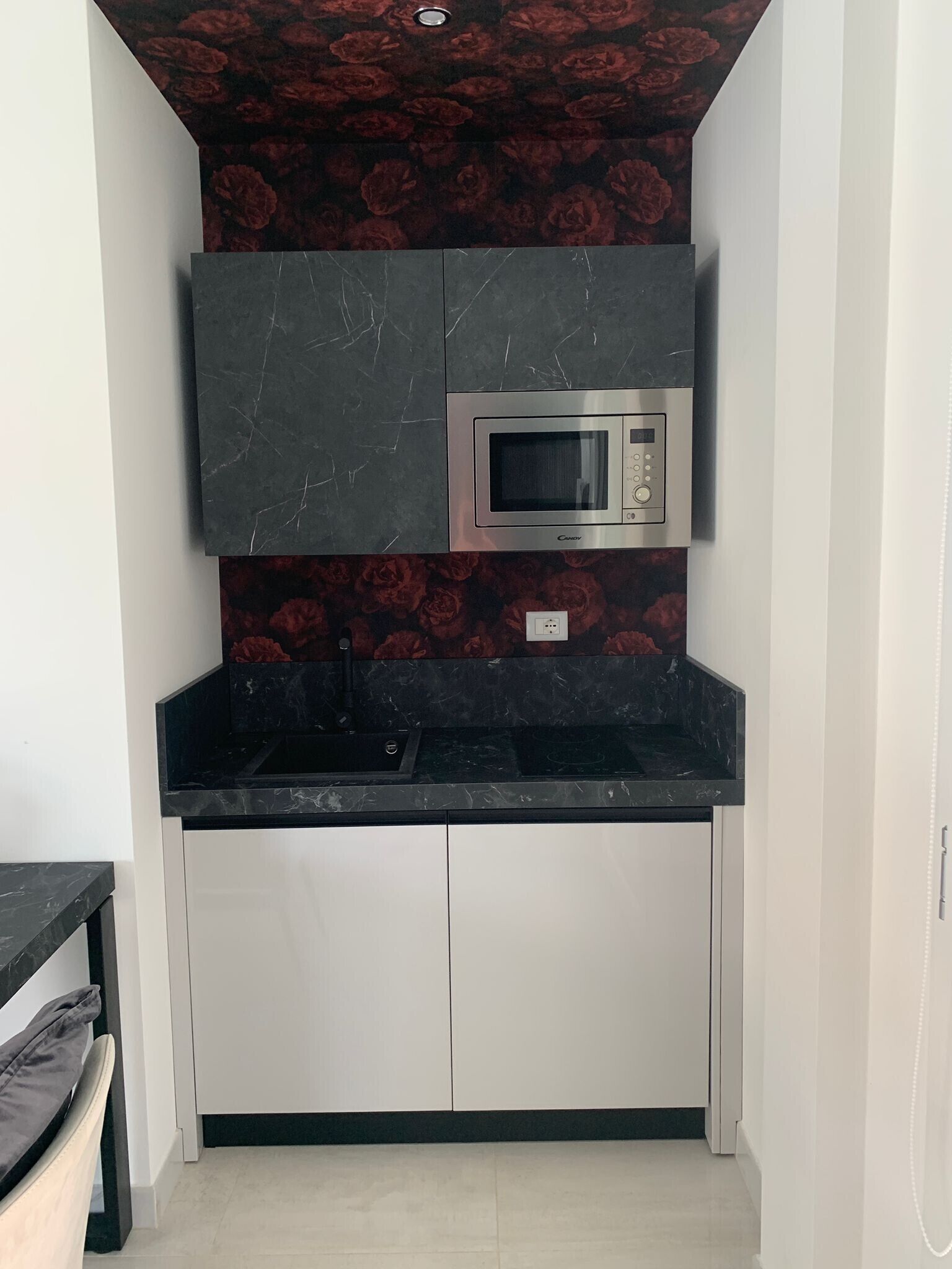 Køleskab, mikrobølgeovn, kogeplade, kaffe-/temaskine