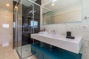 Douche, sèche-cheveux, serviettes fournies