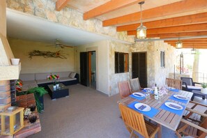 Outdoor dining - Holiday Home 'Ca Na Cati' with Wi-Fi, A/C, Pool, Garden, Terrace and Balcony (Muro)