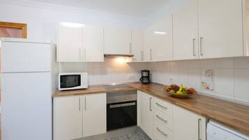 Frigorífico, microondas, horno y placa de cocina