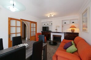 TV - Holiday Home 'Ca Na Cati' with Wi-Fi, A/C, Pool, Garden, Terrace and Balcony (Muro)