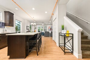 Interior - Wondrous Woodstock Townhouse, Huge Open Floor Plan, Custom Décor and Artwork, Four Miles to Portland (Portland)