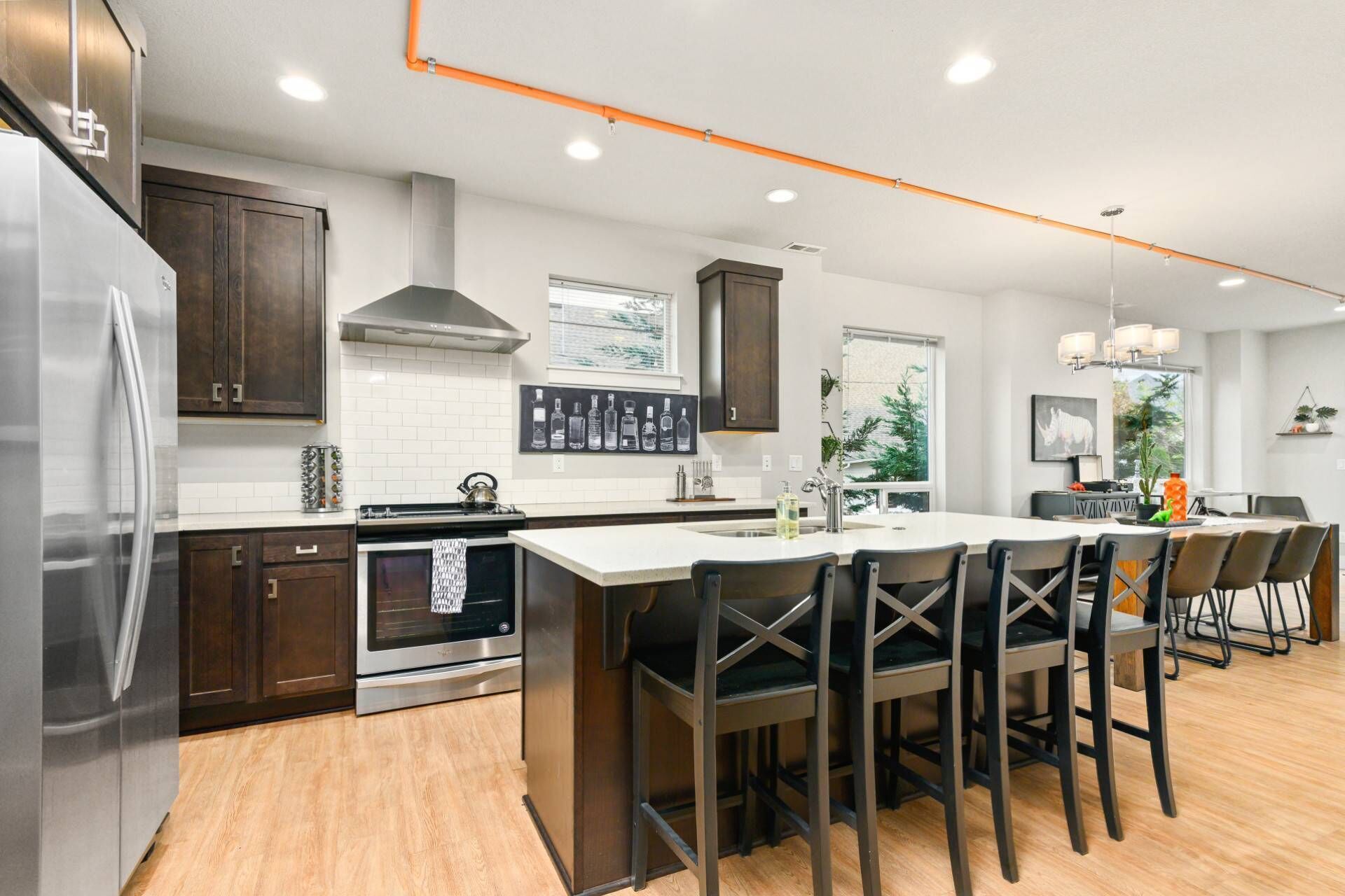 Wondrous Woodstock Townhouse, Huge Open Floor Plan, Custom Décor and Artwork, Four Miles to Portland