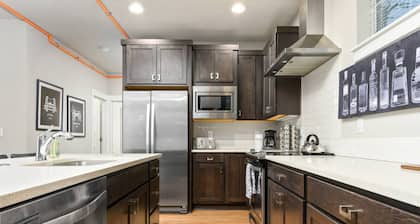 Wondrous Woodstock Townhouse, Huge Open Floor Plan, Custom Décor and Artwork, Four Miles to Portland