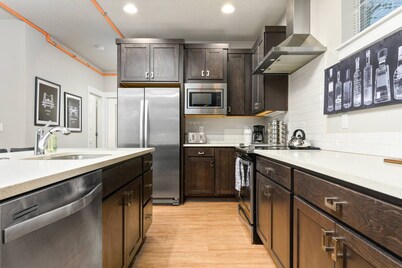 Wondrous Woodstock Townhouse, Huge Open Floor Plan, Custom Décor and Artwork, Four Miles to Portland