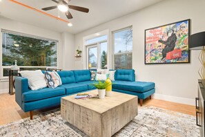 TV - Wondrous Woodstock Townhouse, Huge Open Floor Plan, Custom Décor and Artwork, Four Miles to Portland (Portland)