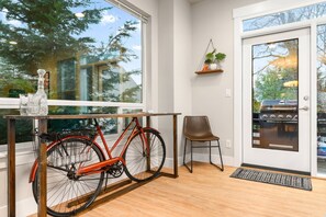 Interior - Wondrous Woodstock Townhouse, Huge Open Floor Plan, Custom Décor and Artwork, Four Miles to Portland (Portland)