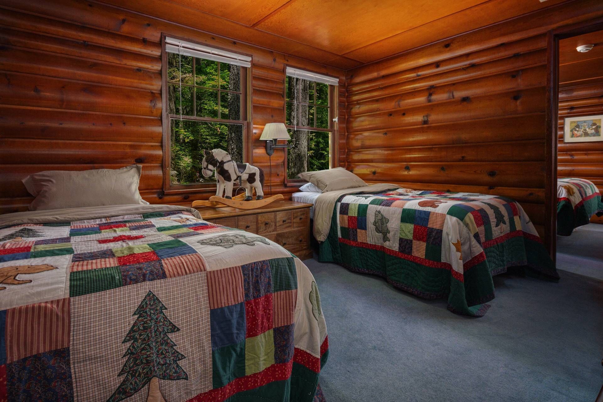 Heavenly Forested Rustic Retreat Overlooking Creek, Outdoor Fireplace, Hot Tub, 13 Miles to Mt Hood