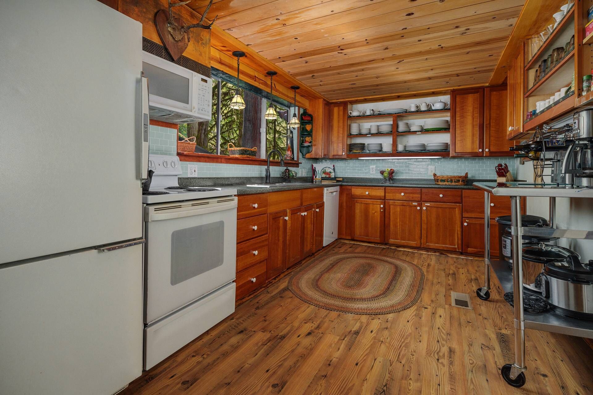 Heavenly Forested Rustic Retreat Overlooking Creek, Outdoor Fireplace, Hot Tub, 13 Miles to Mt Hood