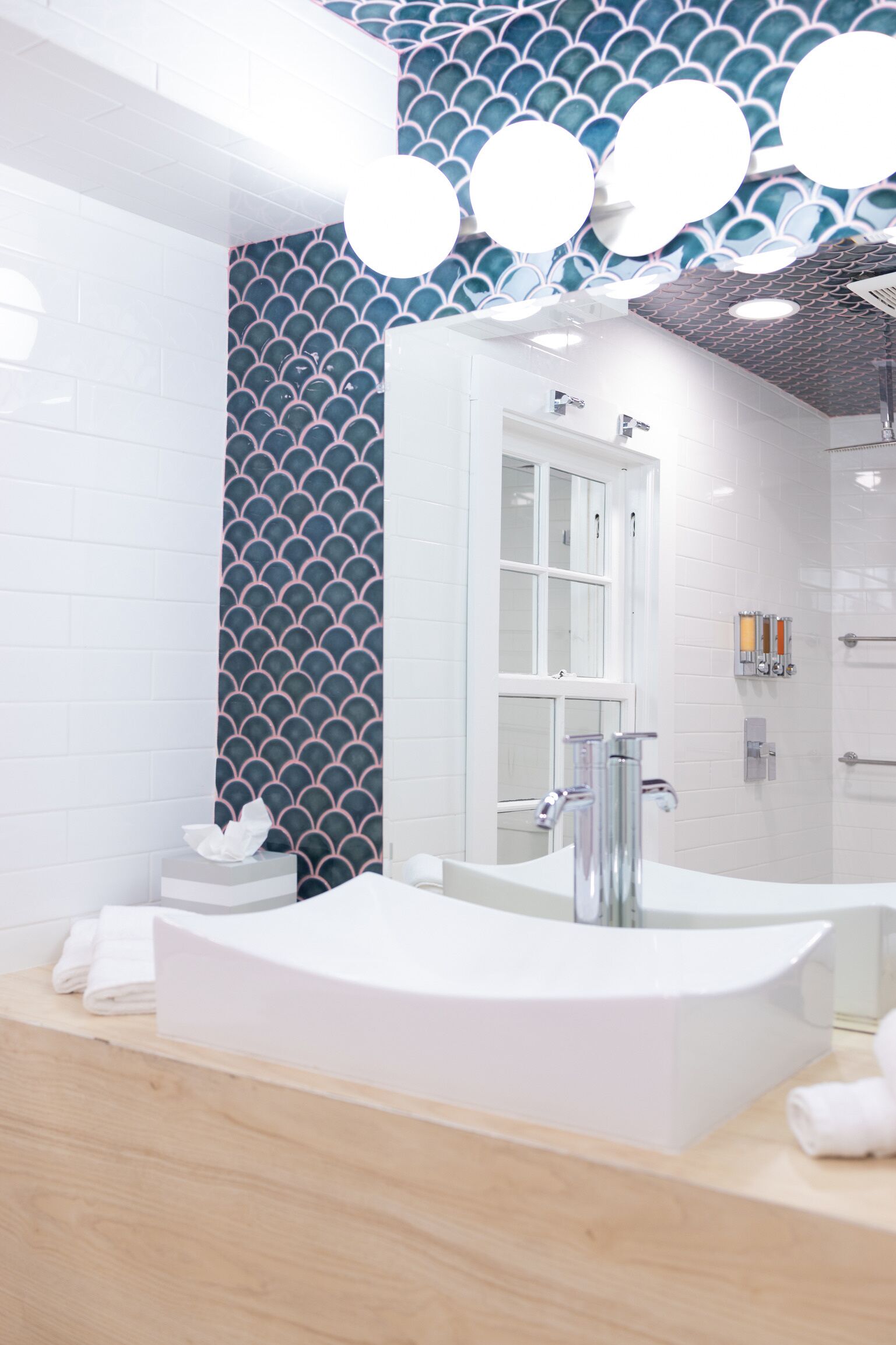 The Citrus Cottage, Sleeps 16! Heated Saltwater Pool, Fire Pit! Fabulous Decor!