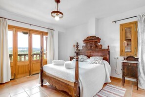 5 bedrooms, iron/ironing board, free WiFi, bed sheets