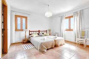 5 bedrooms, iron/ironing board, free WiFi, bed sheets