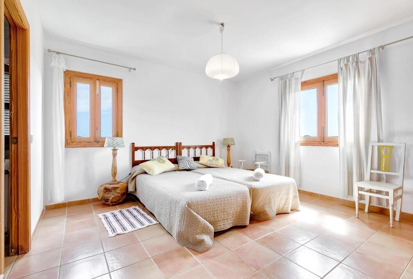 5 habitaciones, tabla de planchar con plancha y wifi gratis 