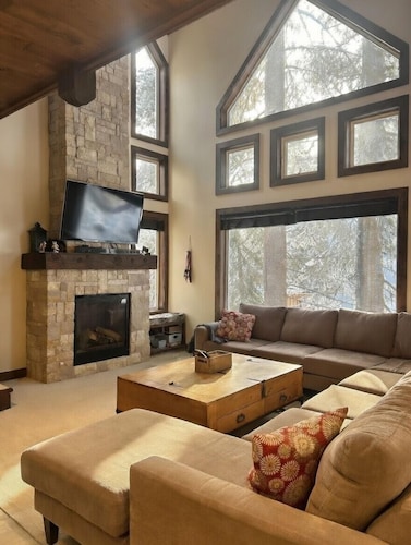 Big White Ski-In/Ski-Out 5BR Chalet – Walk to Village • Hot Tub • 2 Kitchens