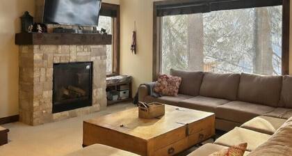 Big White Ski-In/Ski-Out 5BR Chalet – Walk to Village • Hot Tub • 2 Kitchens