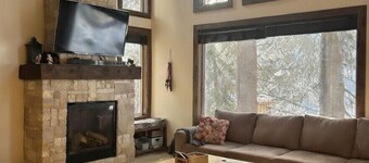 Big White Ski-In/Ski-Out 5BR Chalet – Walk to Village • Hot Tub • 2 Kitchens