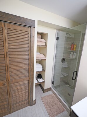 Combined shower/bathtub, jetted bath, hair dryer, towels - Big White Ski-In/Ski-Out 5BR Chalet – Walk to Village • Hot Tub • 2 Kitchens (Beaverdell)