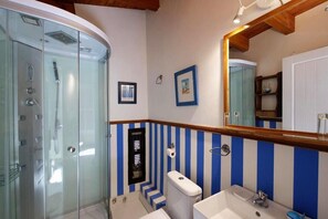 Chuveiro, secador de cabelo, toalhas de banho 