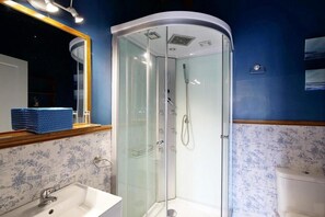 Shower, hair dryer, towels - Vacation Home Can Teresa with Pool, Wi-Fi, A/C & Terrace (Capdepera)