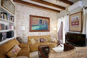 TV, fireplace, DVD player, stereo