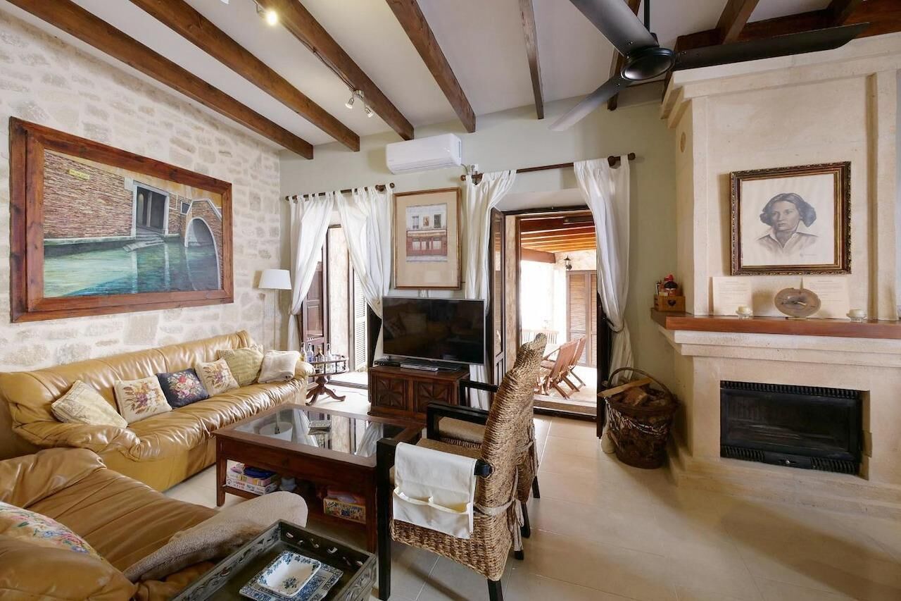 TV, peis, DVD-spiller og stereoanlegg