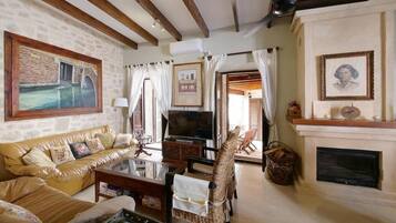 Tv, pejs, dvd-afspiller, stereoanlæg