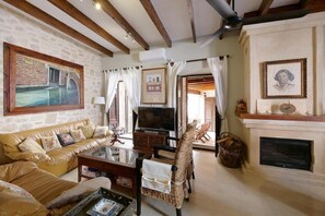 Fernseher, Kamin, DVD-Player, Stereoanlage