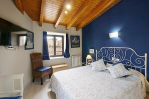 6 bedrooms, iron/ironing board, free WiFi, bed sheets