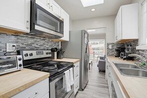 Fridge, microwave, oven, stovetop - Newly Furnished unit in Pacific Beach (San Diego)