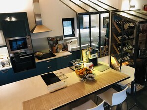 Micro-ondes, lave-vaisselle, cafetière/bouilloire