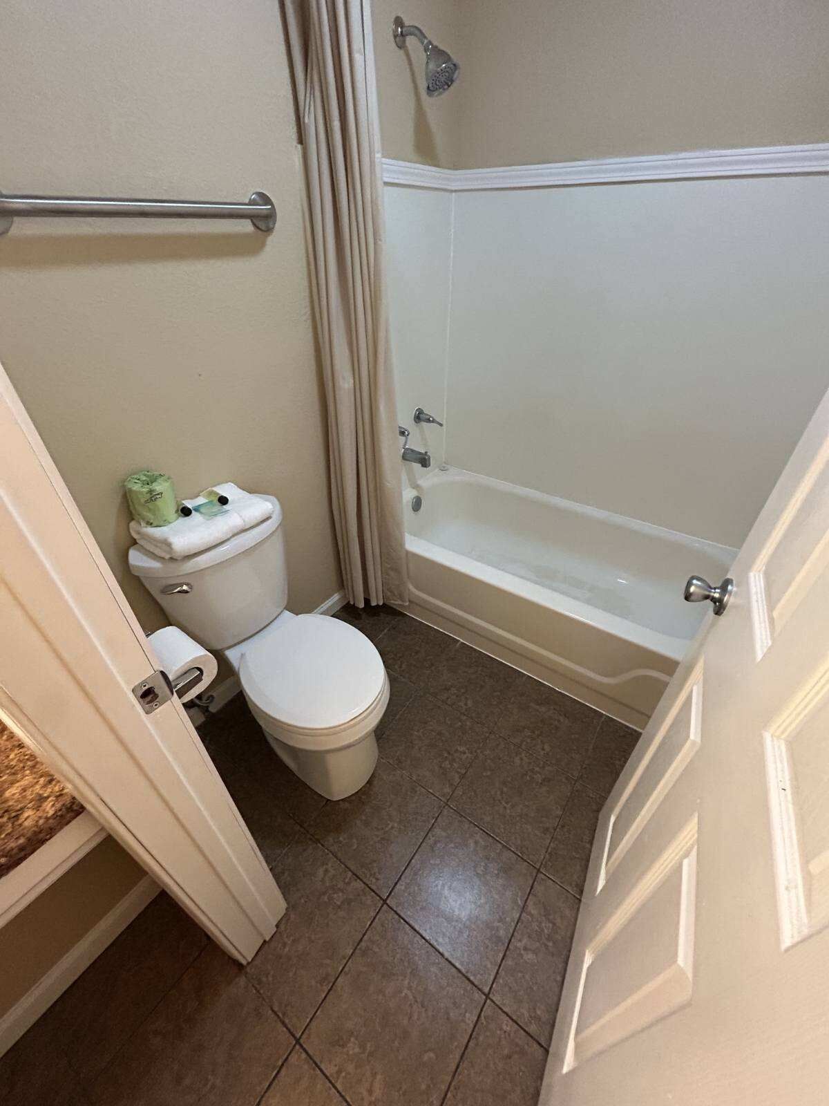 Kombinert dusj/badekar, håndklær, såpe og sjampo