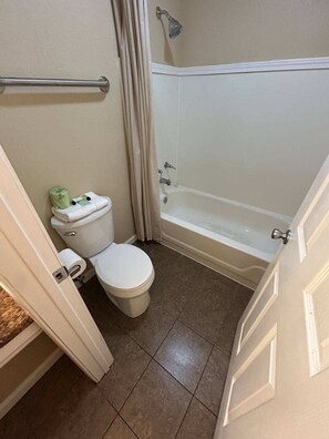 Ensemble douche/baignoire, serviettes fournies, savon, shampoing