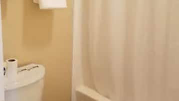 Ensemble douche/baignoire, serviettes fournies, savon, shampoing