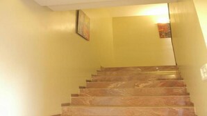 Una escalera con escalones de mármol que ascienden.