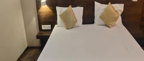 Deluxe Double Room | Desk, blackout drapes, free WiFi, bed sheets