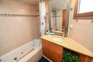Family Apartment, 2 Bedrooms, Beach View | Bathroom | Hair dryer, towels, soap, shampoo - shohamseaview (Eilat)