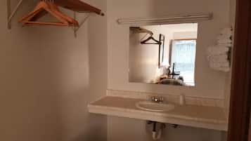 Ensemble douche/baignoire, serviettes fournies, savon, shampoing
