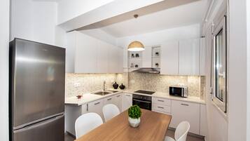 Een koelkast, een microgolfoven, een oven, een kookplaat