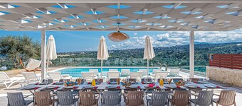 Luxury Villa Oasis, 11 bedrooms, Private Heated Pool & Jacuzzi