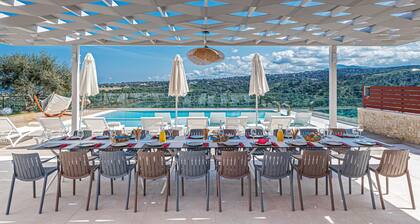Luxury Villa Oasis, 11 bedrooms, Private Heated Pool & Jacuzzi
