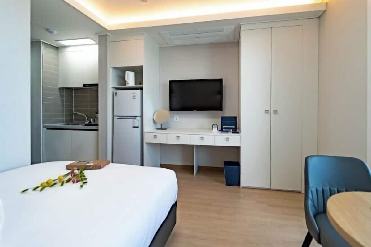 Caja de seguridad en la habitación, wifi gratis y ropa de cama