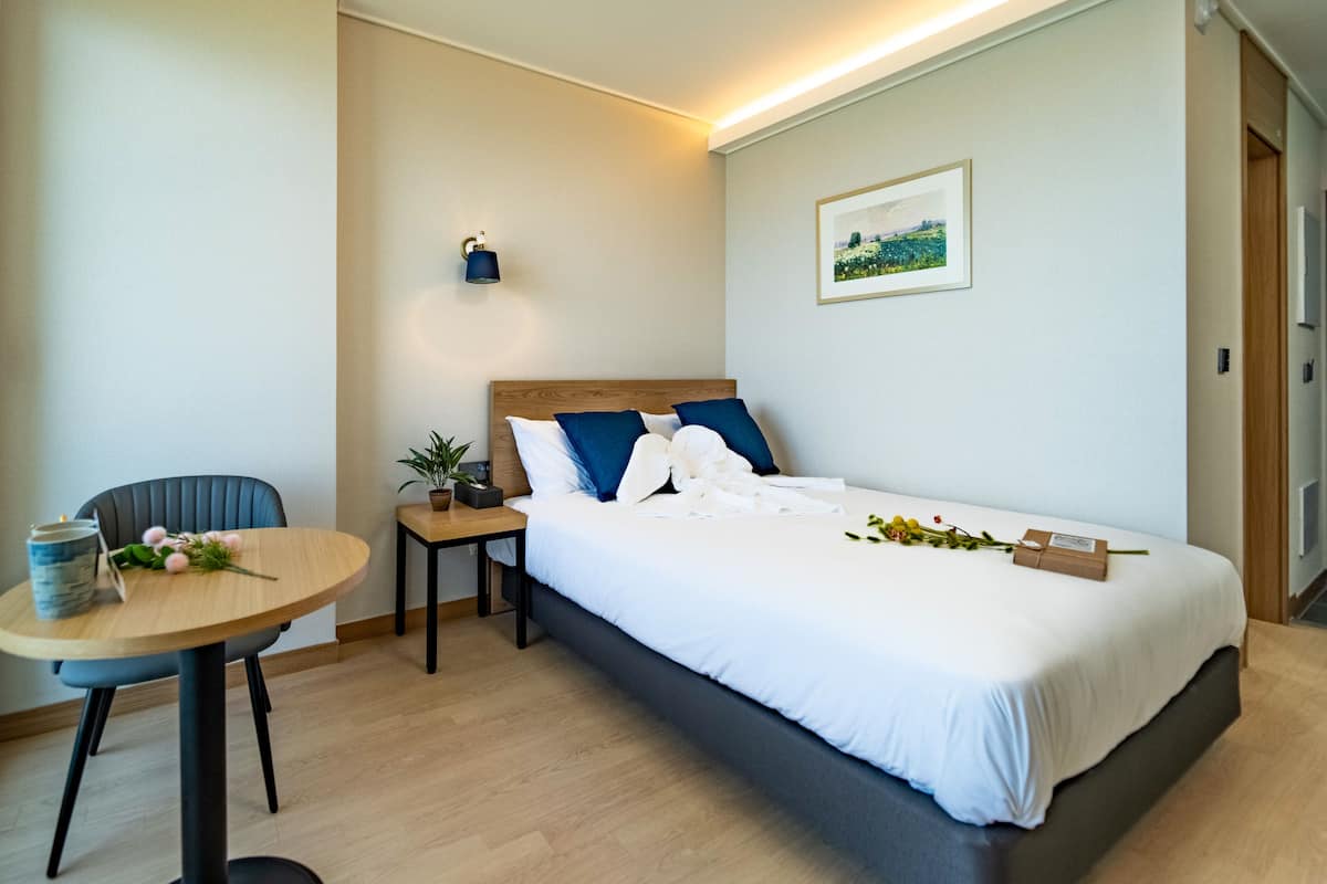 Caja de seguridad en la habitación, wifi gratis y ropa de cama